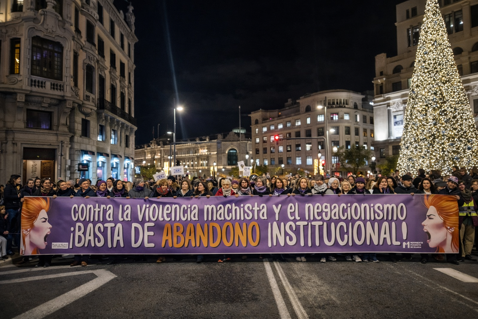 La campaña gráfica del 25N en contexto real de manifestación, pensada para ser leída y reconocida a distancia.