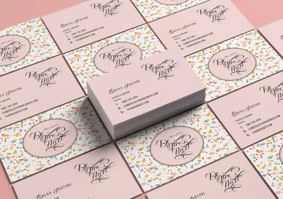 Tarjetas de visita de De Otro Nivel con diseño en tonos pastel y serpentinas.