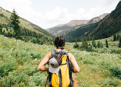 Fille randonnée dans les montagnes