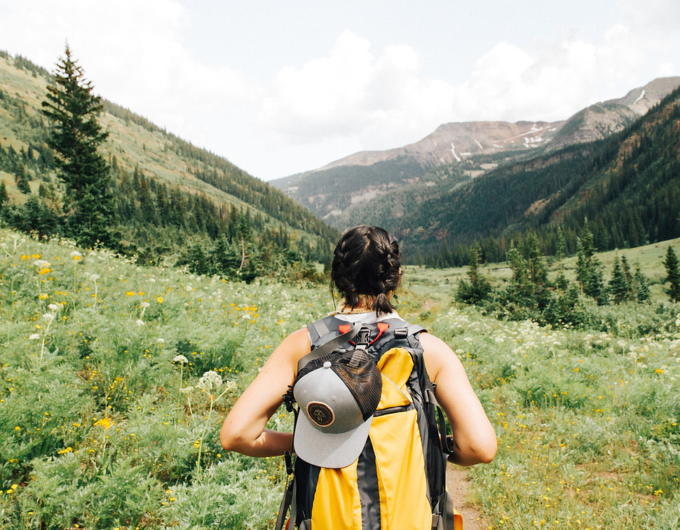 Fille randonnée dans les montagnes