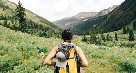 Fille randonnée dans les montagnes