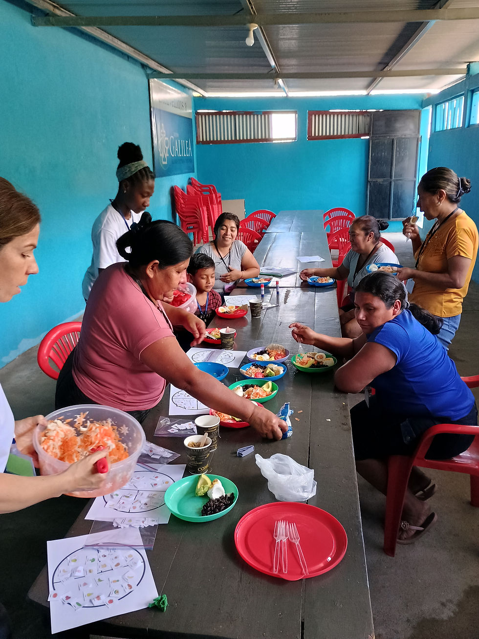 grupo de mujeres disfrutan comida nutritiva
