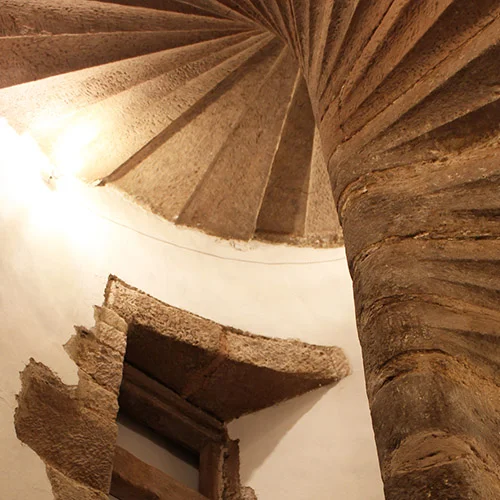 L'escalier à vis du couvent daterait du XVe siècle.