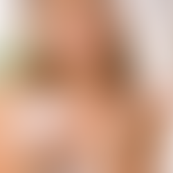 Frau mit Schaum in der Hand