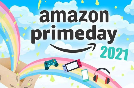 un ciel avec des nuages, des arc-en-ciel qui surgissent d'une boite amazon, le chiffre 2021, des appareils technologiques et le texte "amazon prime day".