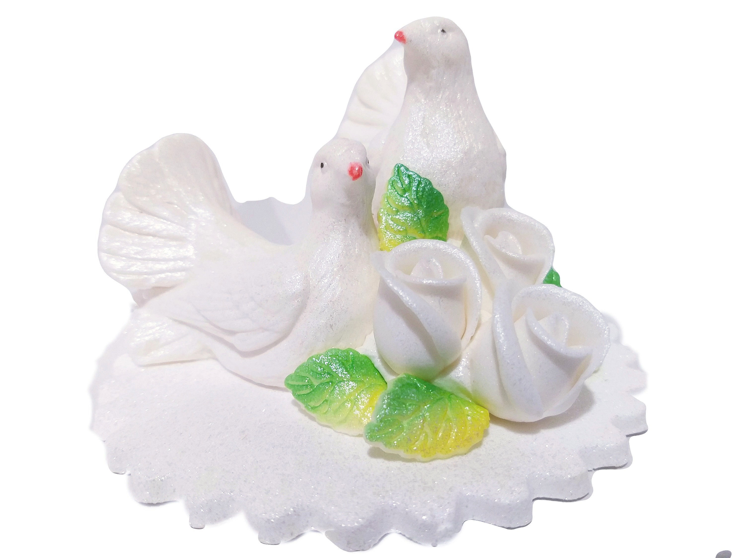 Dūjas uz pamatnes ar baltām rozēm