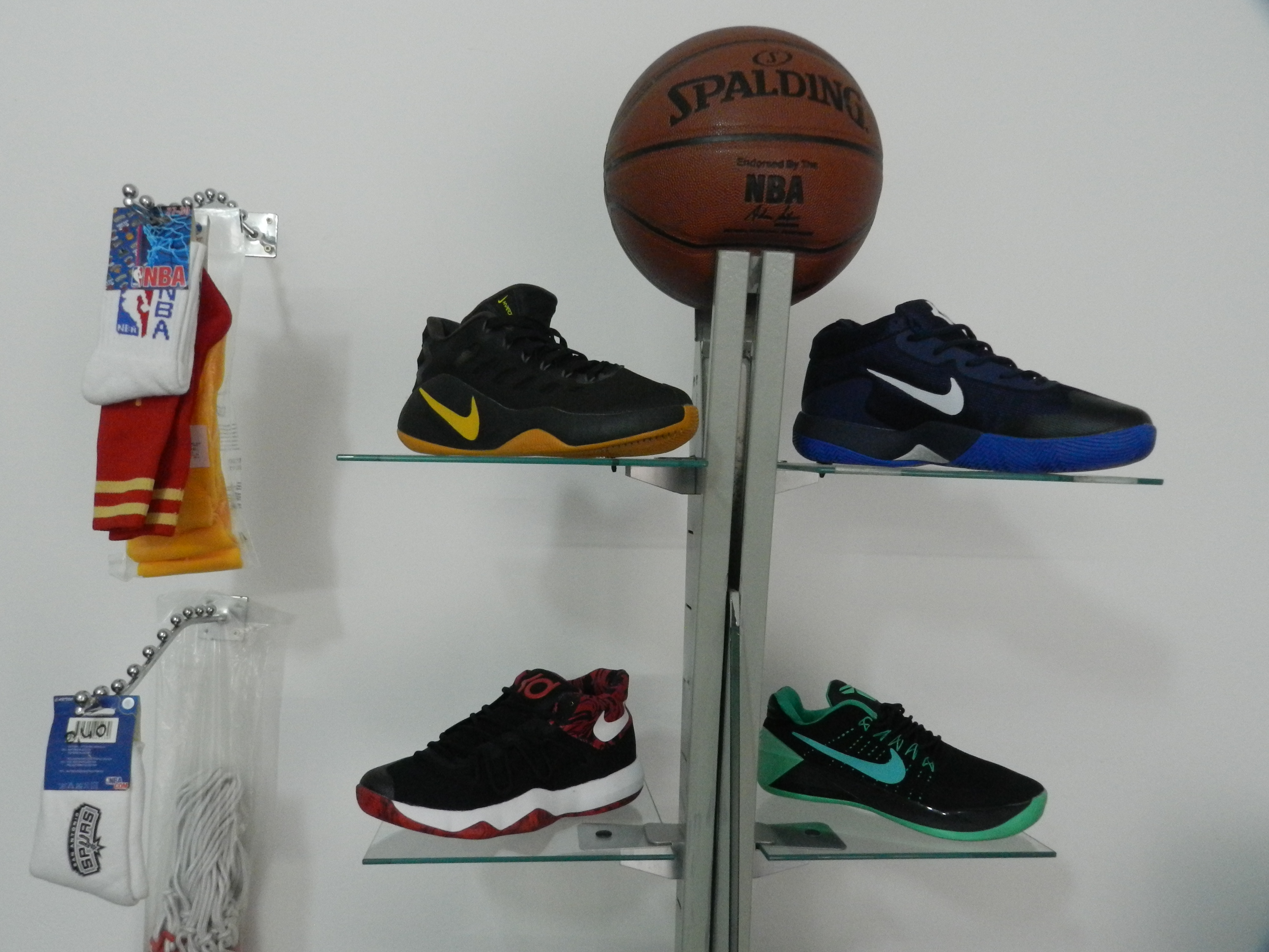 Chaussures, chaussettes et Ballons de basket