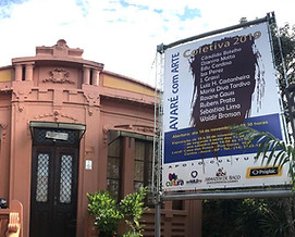 Fachada com banner