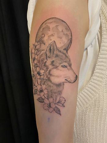 狼 タトゥー 月 桜 女性 ファーストタトゥー ブラックアンドグレー 狼タトゥー 東京杉並 WizdomTattoo