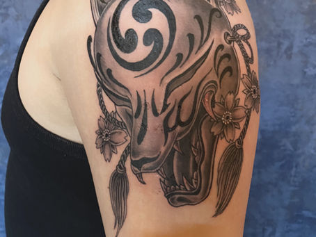 狐面の和彫りタトゥー 男性の肩