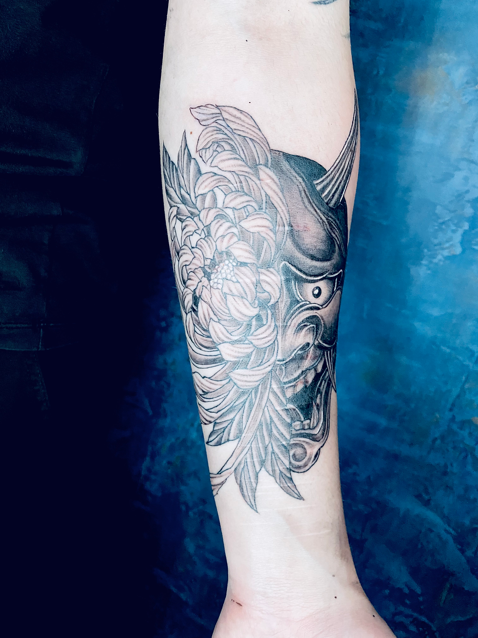 般若と菊のブラックアンドグレー和彫りタトゥー 前腕 東京杉並 Wizdom Tattoo