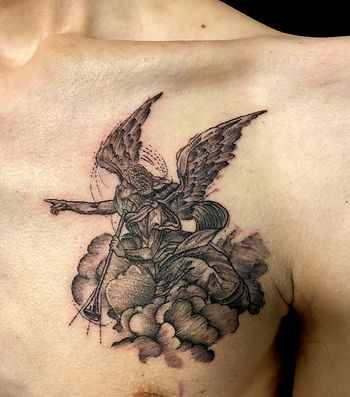 ミカエルのタトゥー 胸 ブラックアンドグレー 天使タトゥー 東京杉並WizdomTattoo