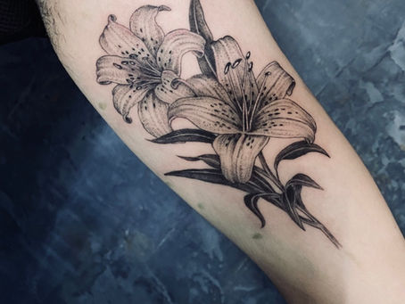 ブラックアンドグレーで施術した百合のタトゥー（二の腕内側）