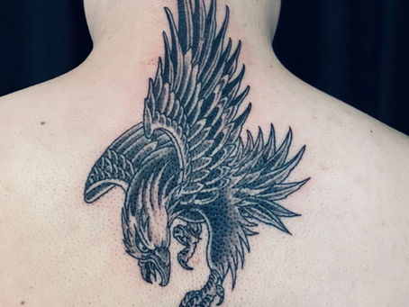 男性の背中中央に入れた鷹のタトゥー。ブラックアンドグレーで仕上げたイーグルタトゥー作品。東京杉並区荻窪のタトゥースタジオWizdom Tattoo。