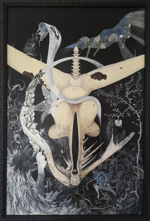 Fasel Jens „Animamae“, 2021, Acryl auf Leinwand, Keilrahmen, Grisaille, 50 x 70 cm, Galerie Dikmayer, Berlin-DE
Inspiriert durch H.R. Giger aber auch den Dämonenbeschreibungen Umberto Ecos in „Der Name der Rose“. Zentrale Motive sind die weichende Seele und Zwiespältigkeit.
Als religiöse Anspielungen sind Dämonen, Teufel und Geister zu sehen, und auch der Mantikor (ein intelligentes, sprechendes und menschenfressendes Mischwesen), sowie sechs Engel(die 6. Posaune wird geblasen) im oberen Teil des Bildes.
