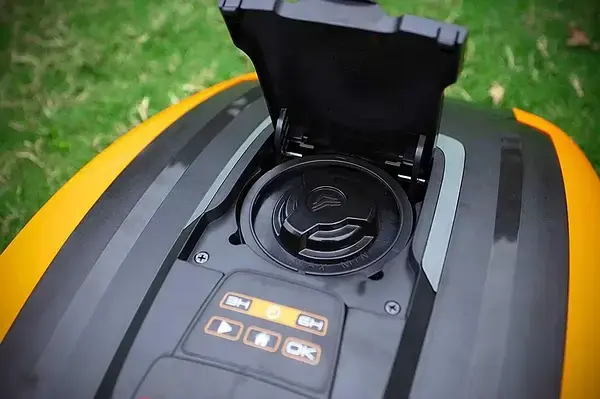 Прев'ю: Газонокосарка робот Yard Force Easymow 260 площею до 260 м²
