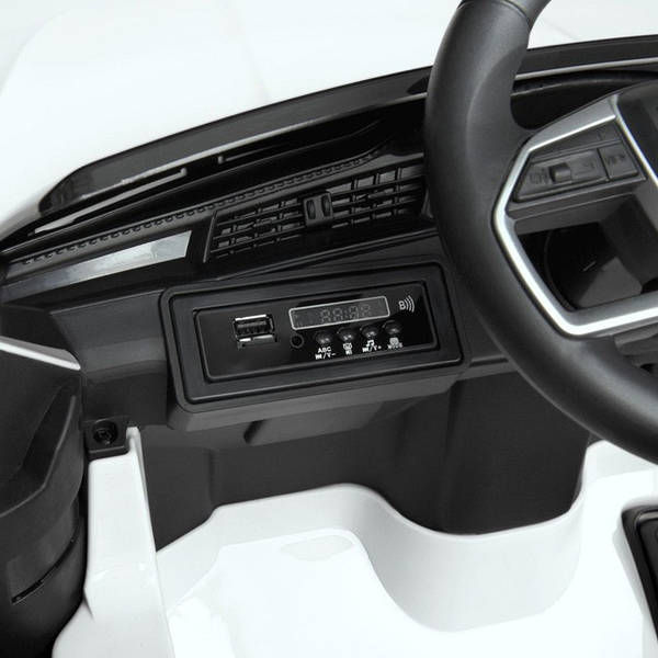 Прев'ю: Дитячий електромобіль Audi E-tron Sportback White - Повний привід Білий 