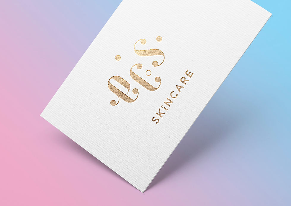 Création et design d'une carte de visite embossée avec dorure à chaud pour une marque de cosmétiques de luxe, studio branding à Lyon Downtown