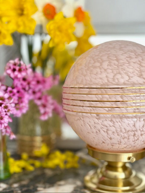 Miniature : Lampe Art Déco avec globe boule en verre de Clichy rose et liseré doré