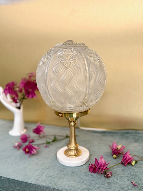 Lampe art deco avec globe en verre boule années 30 et pied en laiton et marbre blanc,