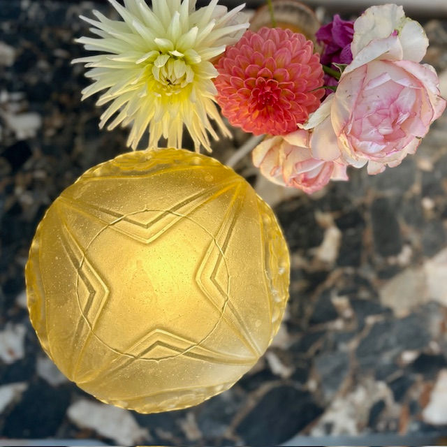 Miniature : Lampe art déco avec un gros globe fleuri jaune 1930. Du soleil dans votre maison!