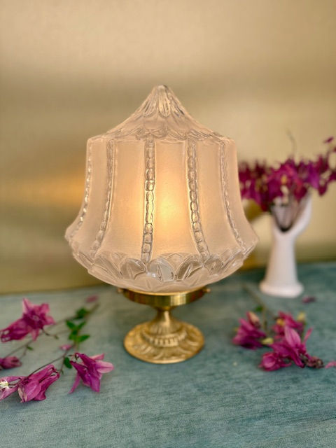 Lampe art deco avec globe en verre aux motifs végétaux des années 30 et pied en laiton.