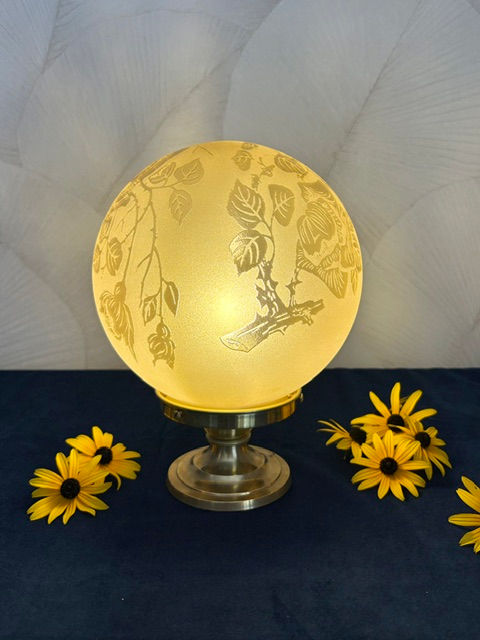 Lampe art deco globe gravé a l'acide avec des fleurs deveau sprat