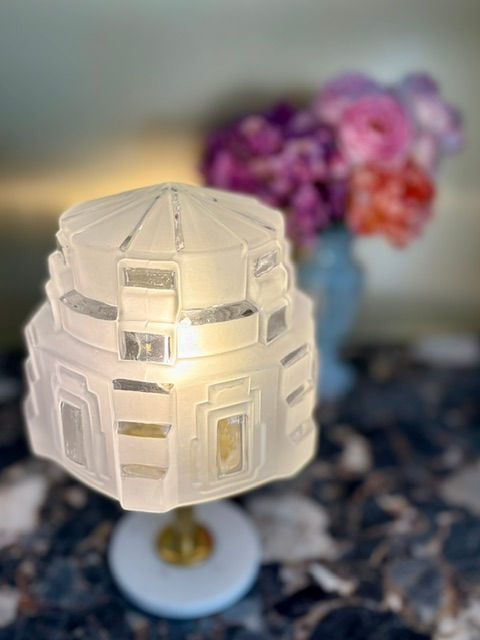 Miniature : Lampe a poser art deco building skyscraper avec un globe en verre depoli a gradins