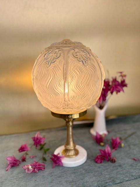 Lampe art deco avec globe en verre boule années 30 et pied en laiton et marbre blanc,