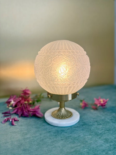 Miniature : Lampe art deco avec globe en verre aux motifs de fleurs et pied en laiton et marbre blanc.