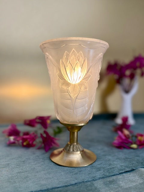 Lampe art deco avec tulipe en verre aux motifs de nympheas des années 30 et pied en laiton.