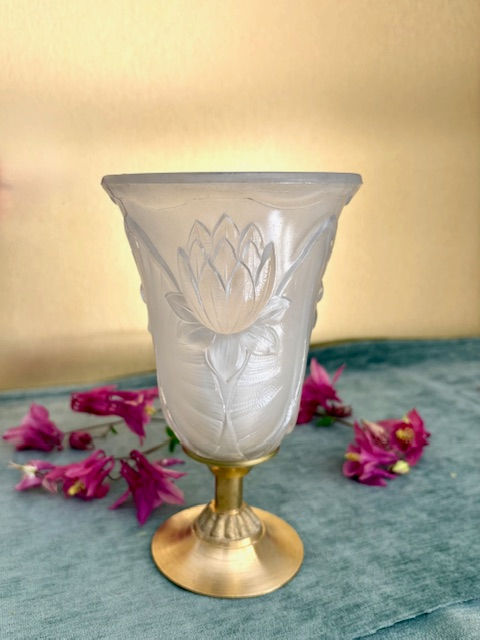Miniature : Lampe art deco avec tulipe en verre aux motifs de nympheas des années 30 et pied en laiton.