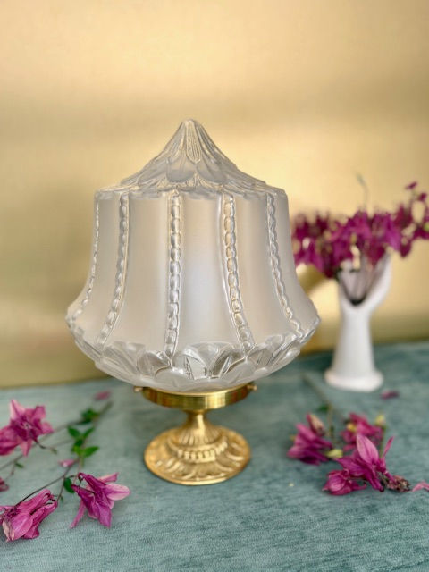 Lampe art deco avec globe en verre aux motifs végétaux des années 30 et pied en laiton.