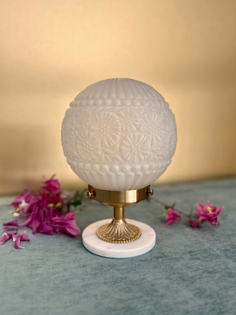 Lampe art deco avec globe en verre aux motifs de fleurs et pied en laiton et marbre blanc.