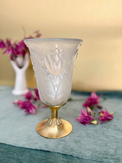 Lampe art deco avec tulipe en verre aux motifs de nympheas des années 30 et pied en laiton.
