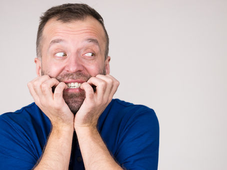 Consecuencias de morderse las uñas en los dientes
