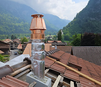 Neue_Abgasanlage_Ausserkant_Schacht_mit_null_Abstand_zu_brennbarem_Material.jpg