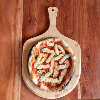 Pizza auf Brett