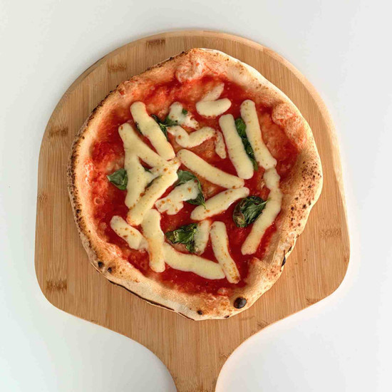 Pizza margherita auf bambus holzbrett
