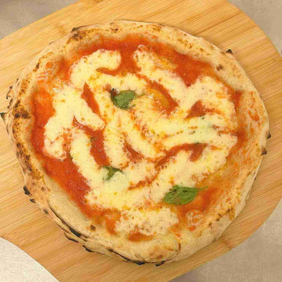 Pizza Margherita auf Bambusbrett