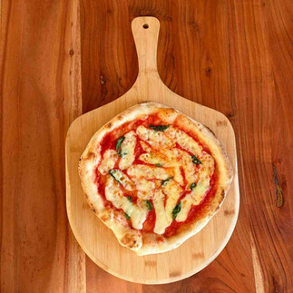 Pizza auf Brett
