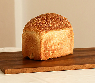 ขนมปัง Classic Wheat จาก Panna Sourdough บนเขียงไม้