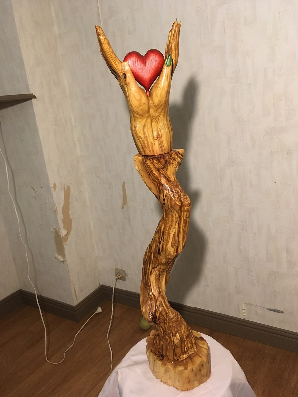 Miniature : Spirale ,main de femme et d’homme avec un cœur  en bois d’olivier de 93 cm de ha
