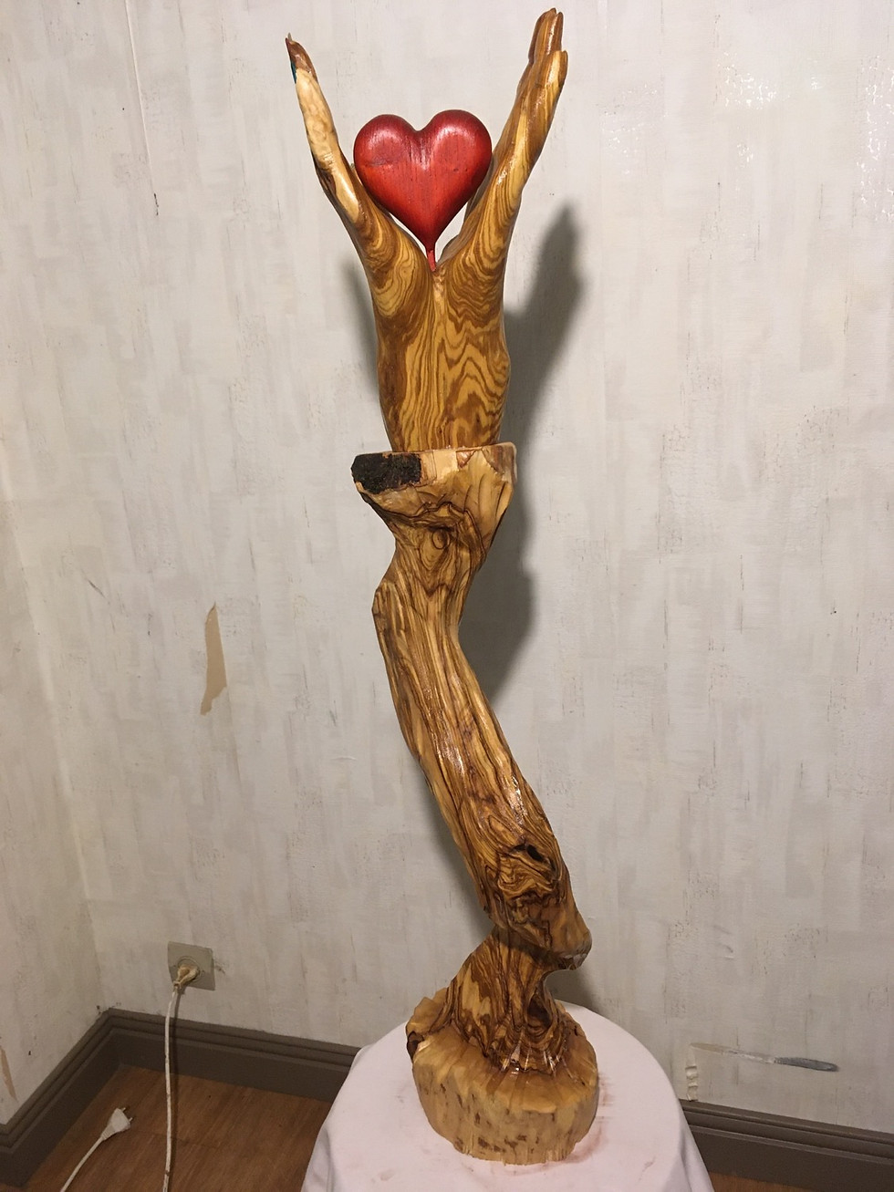 Miniature : Spirale ,main de femme et d’homme avec un cœur  en bois d’olivier de 93 cm de ha