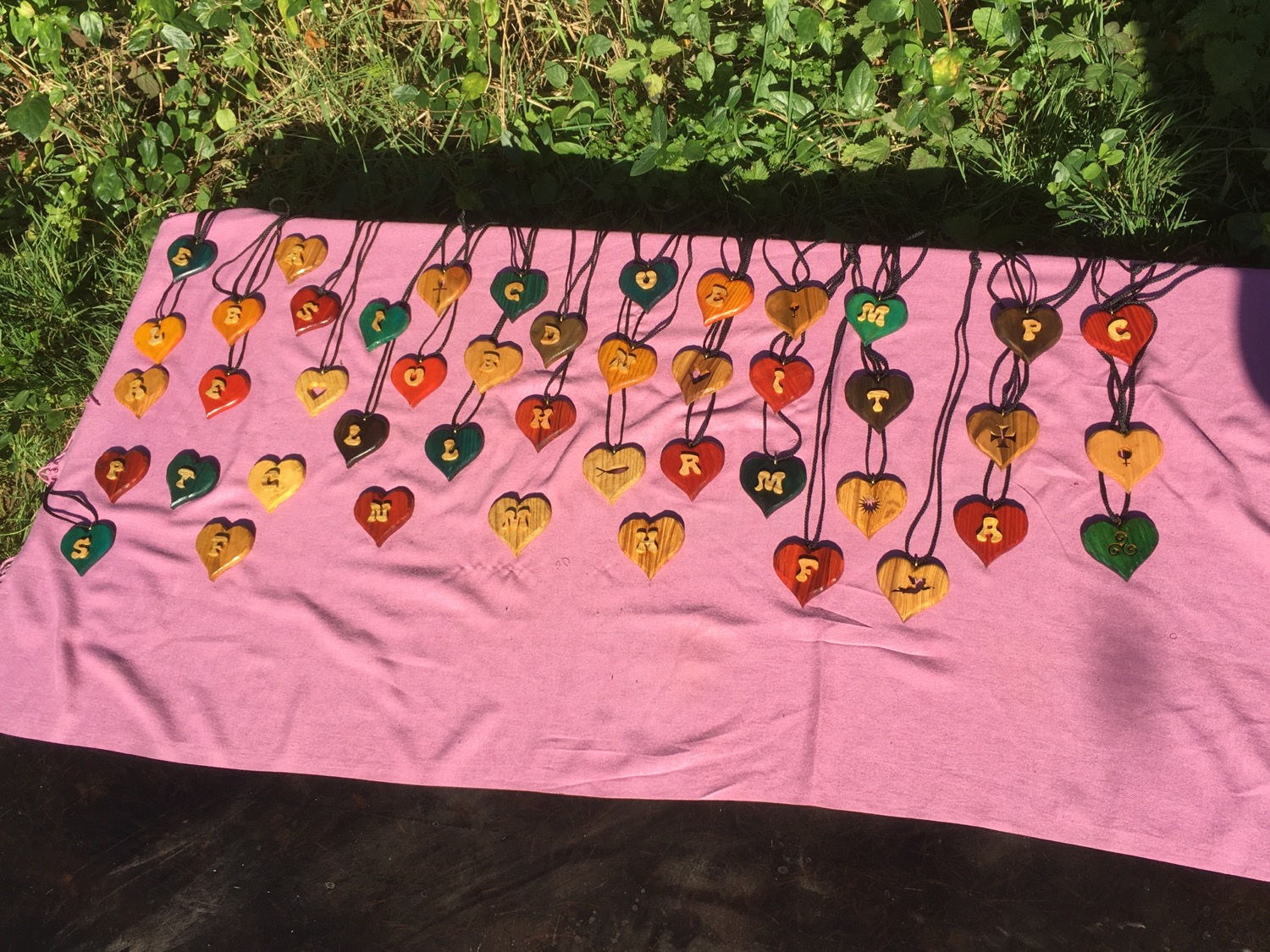 Pendentifs en forme de cœur avec des initiales ou des symboles