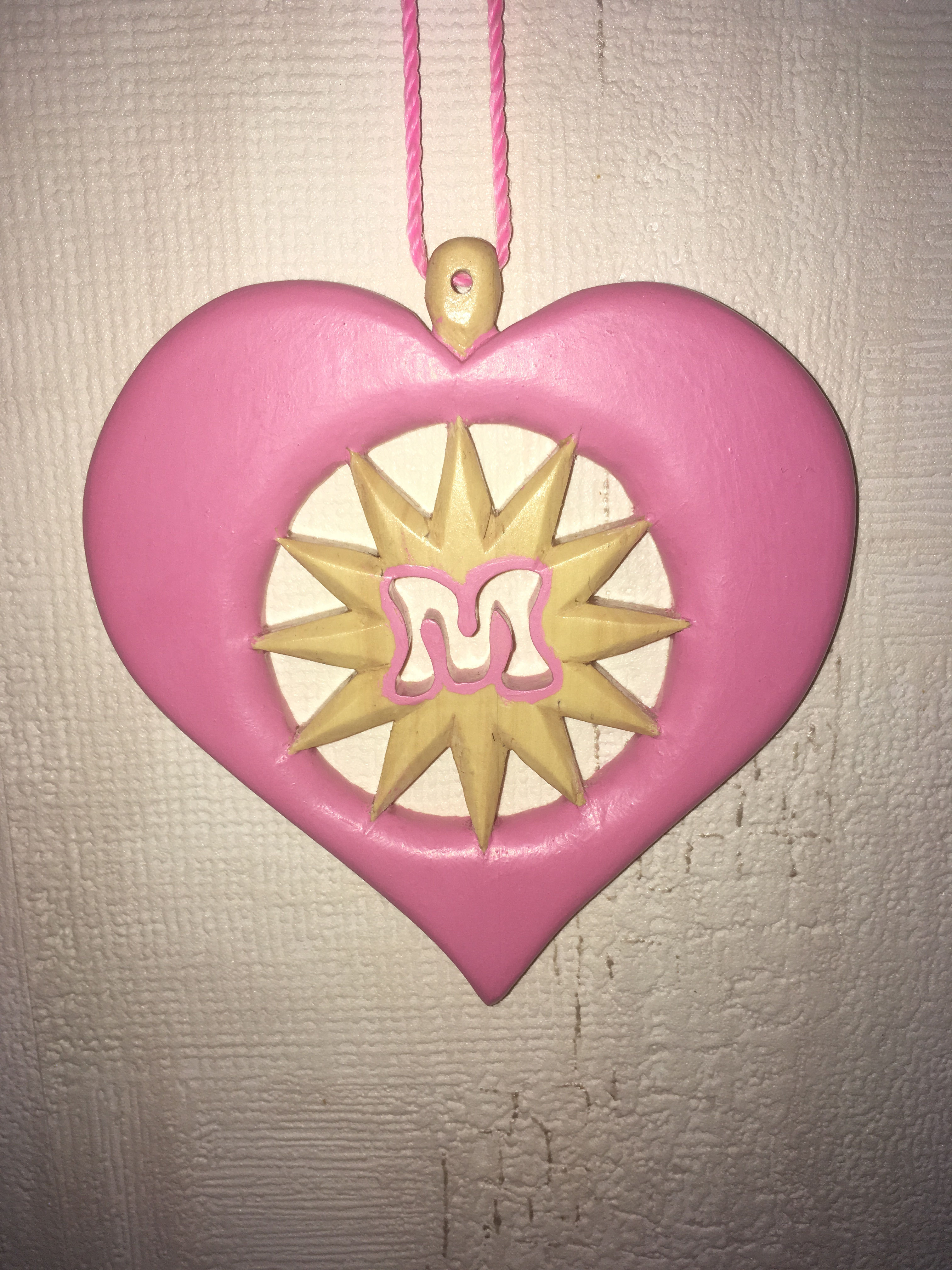 Cœur avec un soleil et une lettre d’un prénom 