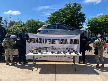 Grupo Interinstitucional asegura armamento, dos vehículos y resguarda un inmueble en Culiacán, en espera de la orden de cateo