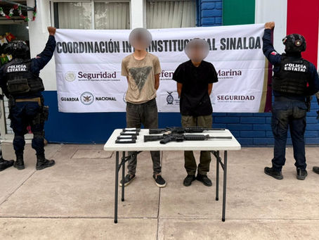 En Culiacán, el Grupo Interinstitucional detiene a 2 civiles con armas largas y municiones; uno es menor de edad
