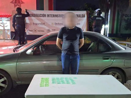 En poder de dosis de presunta droga, el Grupo Interinstitucional asegura a un civil cuando circulaba en un vehÃculo en Culiacán