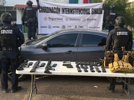 En Culiacán, Grupo Interinstitucional asegura vehículo robado con armamento, municiones y equipo táctico
